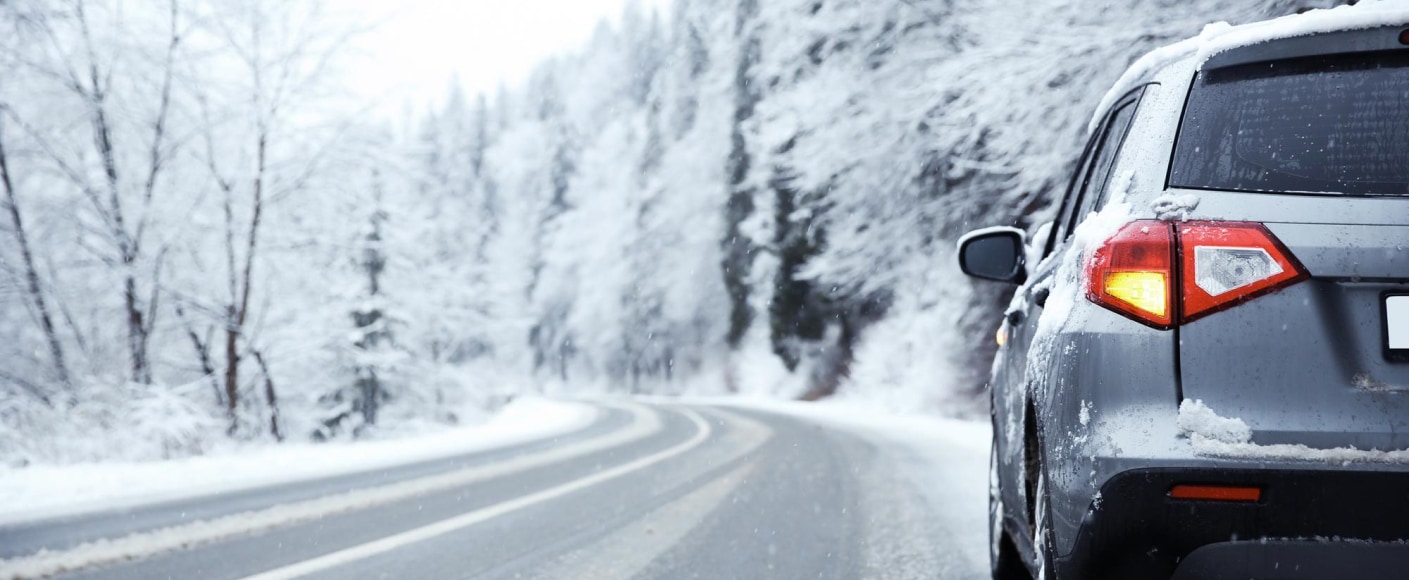 Srebrne auto na poboczu drogi w zimowy dzień